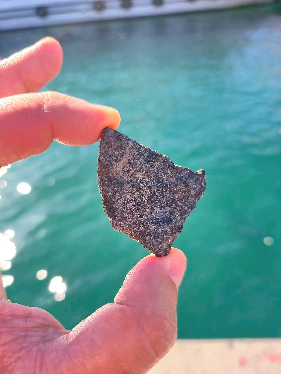 nuummit-nuummite-raw-dogal-tas