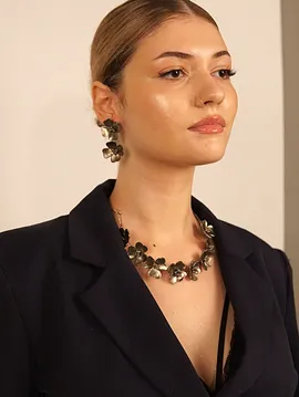 Metalik Dizi Çiçek Kısa Choker Kolye Küpe Seti Gri