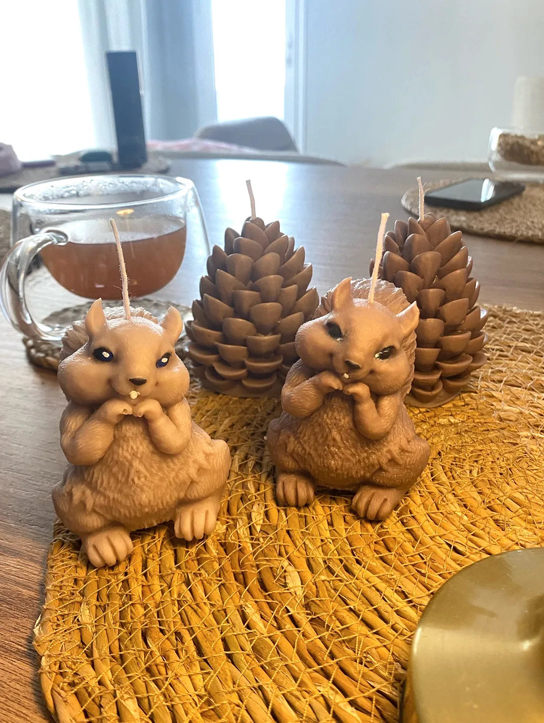 sincap-ve-kozalak-mum-kahverengi