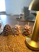 sincap-ve-kozalak-mum-kahverengi