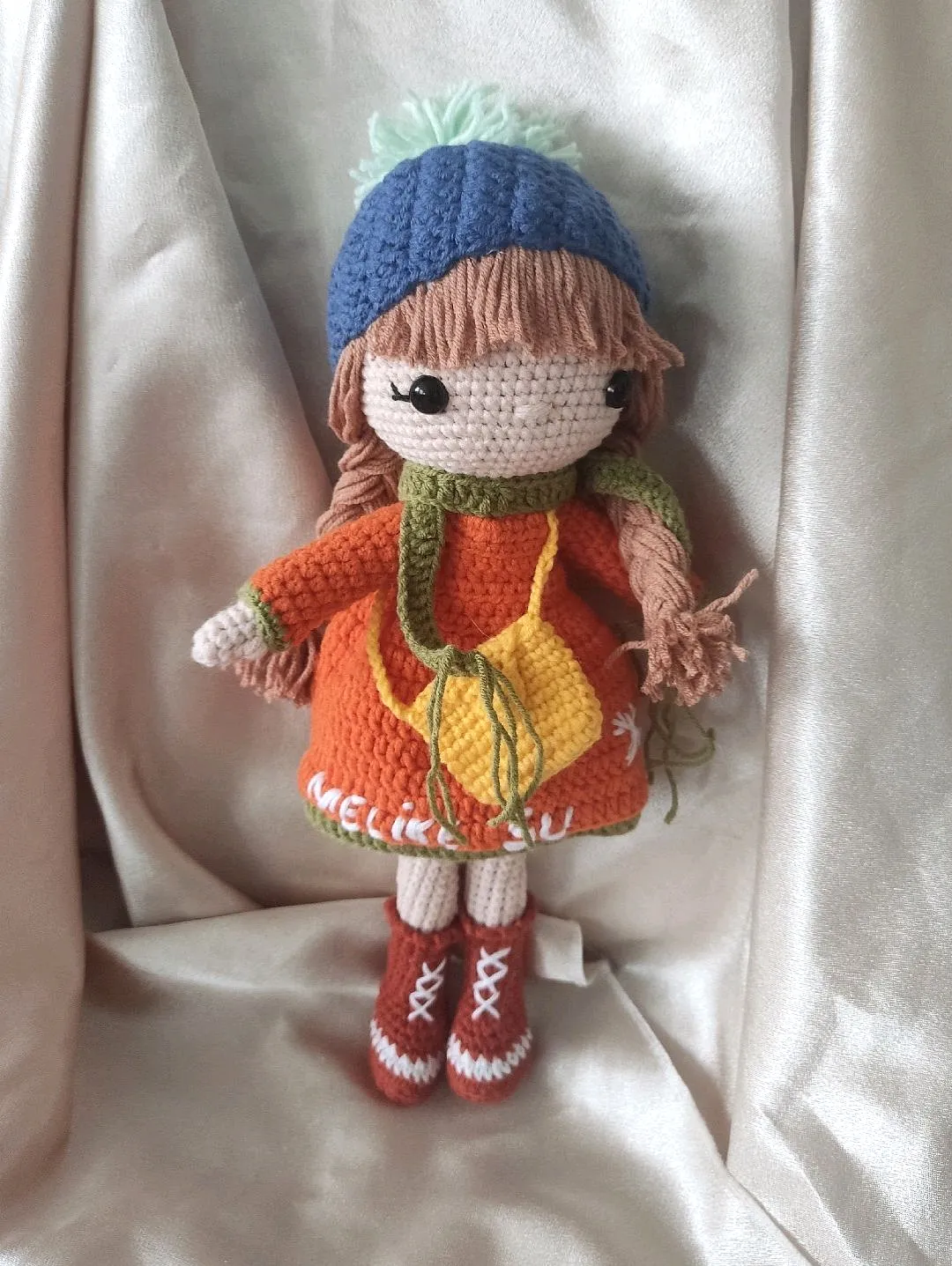 amigurumi-kis-guzeli-bebegi-turuncu