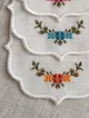cicekli-sunum-pecetesi-beyaz