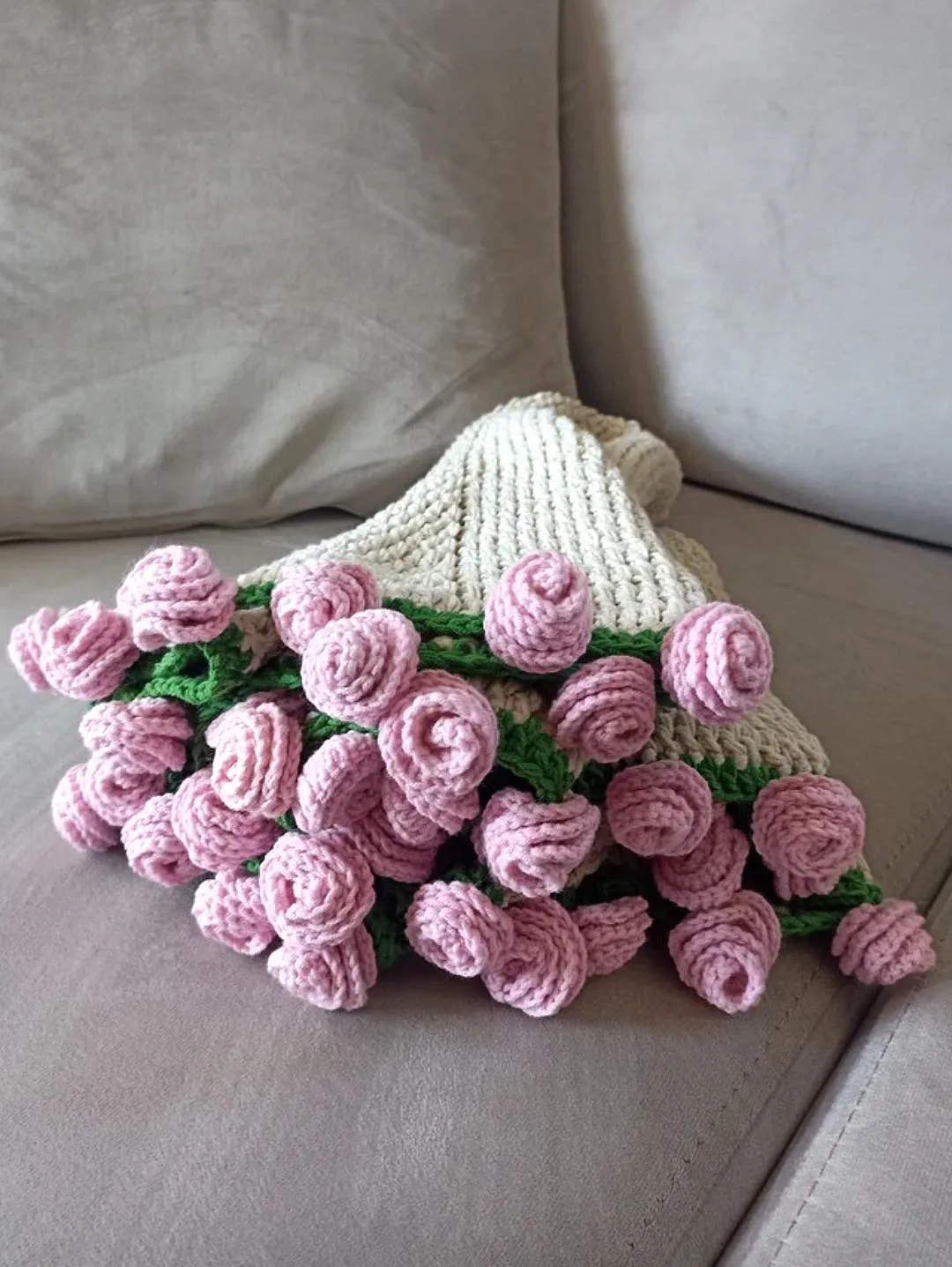 el-yapimi-pembe-gul-buket-battaniye-pastel-pembe