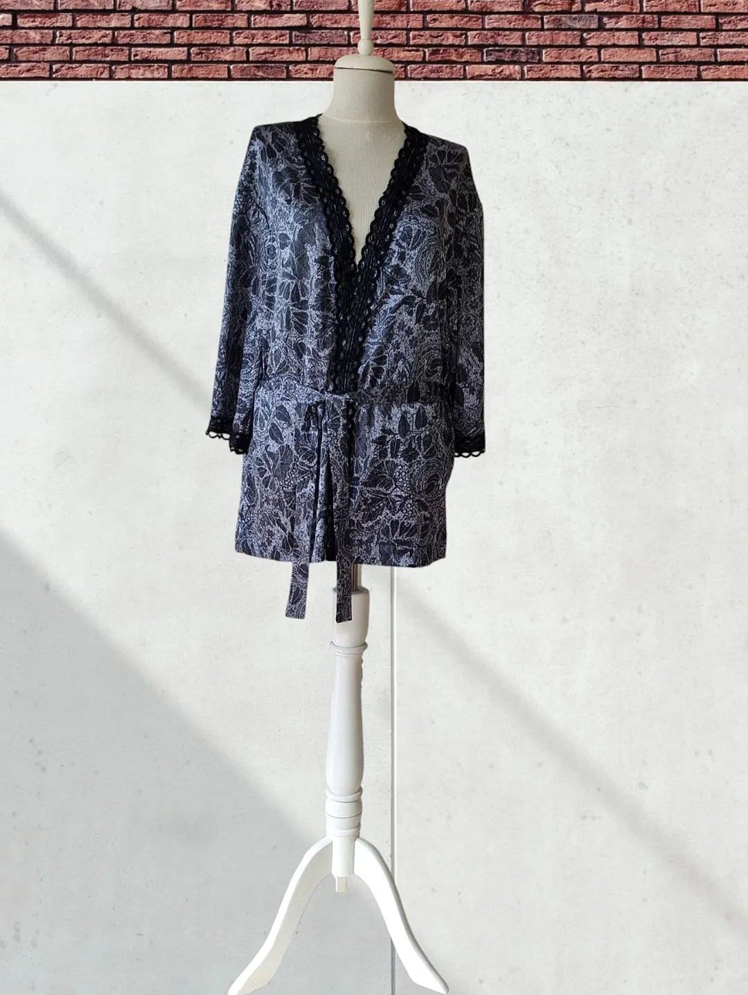 yaprak-desenli-saten-gri-kimono