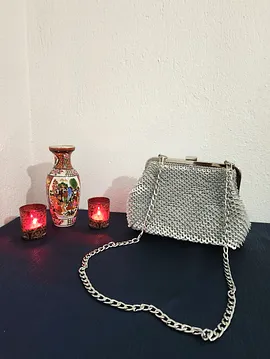 Gümüş Simli Pullu Metal Burslu Kadın El Çantası Gümüş
