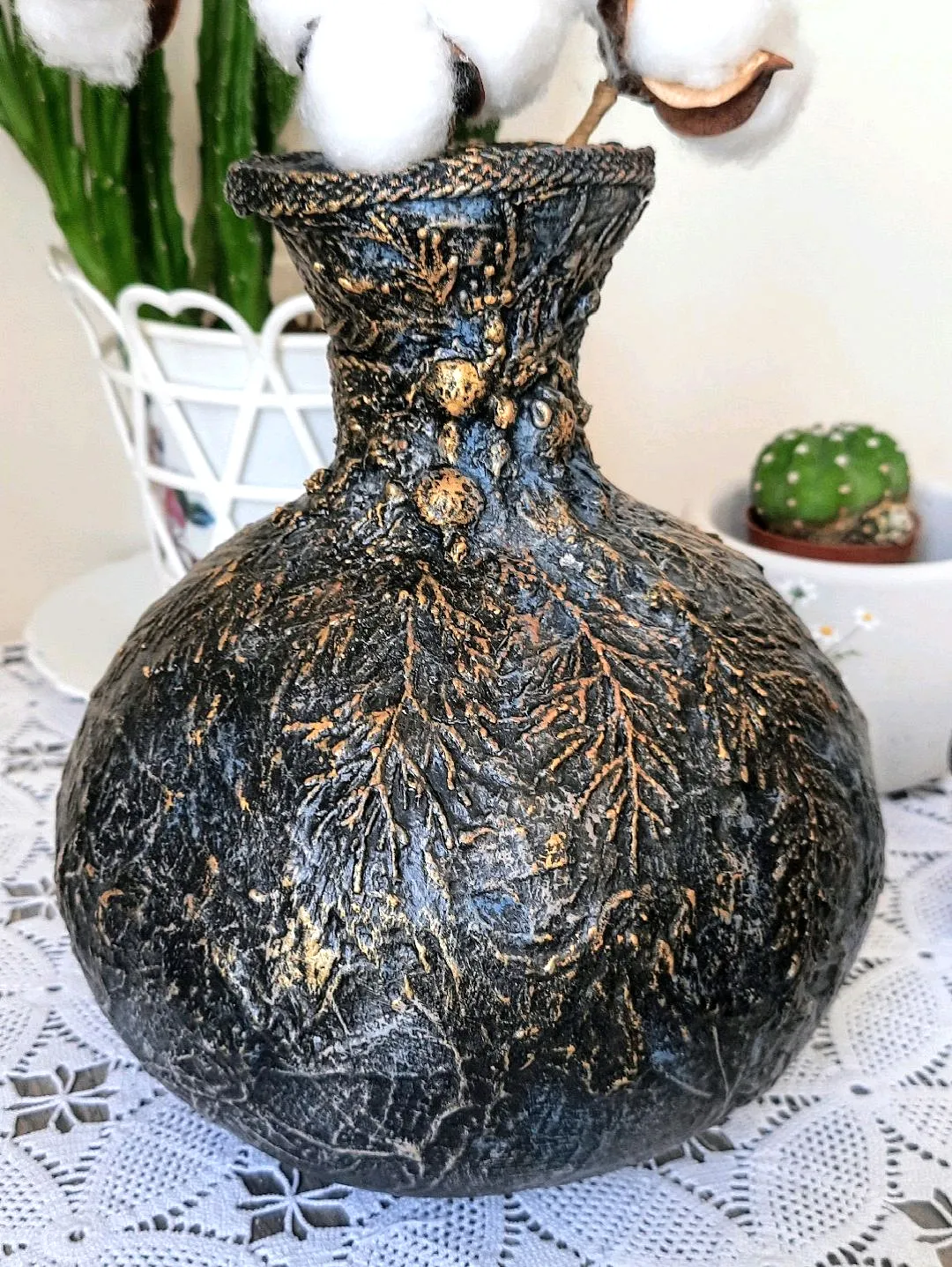 gotik-tasarim-su-kabagi-vazo-siyah