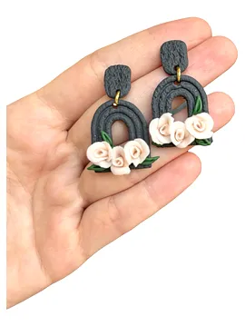 Gri Pencere Pembe Gül Küpe Gri