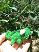 amigurumi-rapunzel-pascal-figur-ve-anahtarlik-yesil