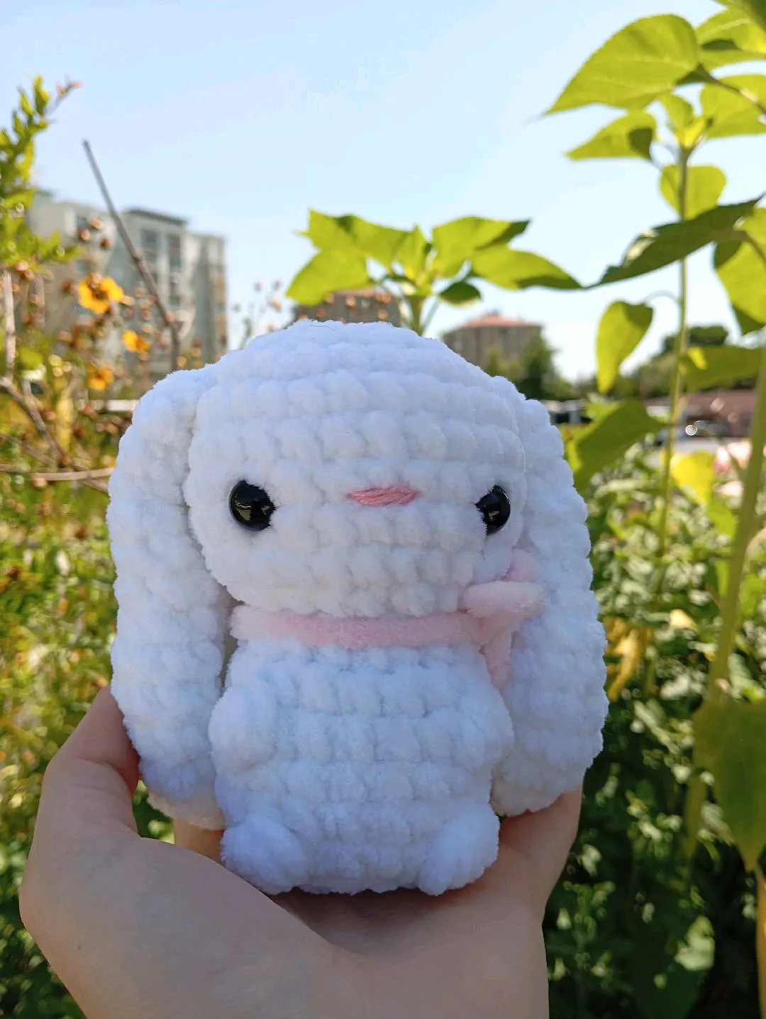 amigurumi-mini-tontik-kurdaleli-tavsan-pelus-figur-canta-charmi-beyaz