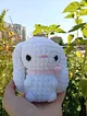amigurumi-mini-tontik-kurdaleli-tavsan-pelus-figur-canta-charmi-beyaz