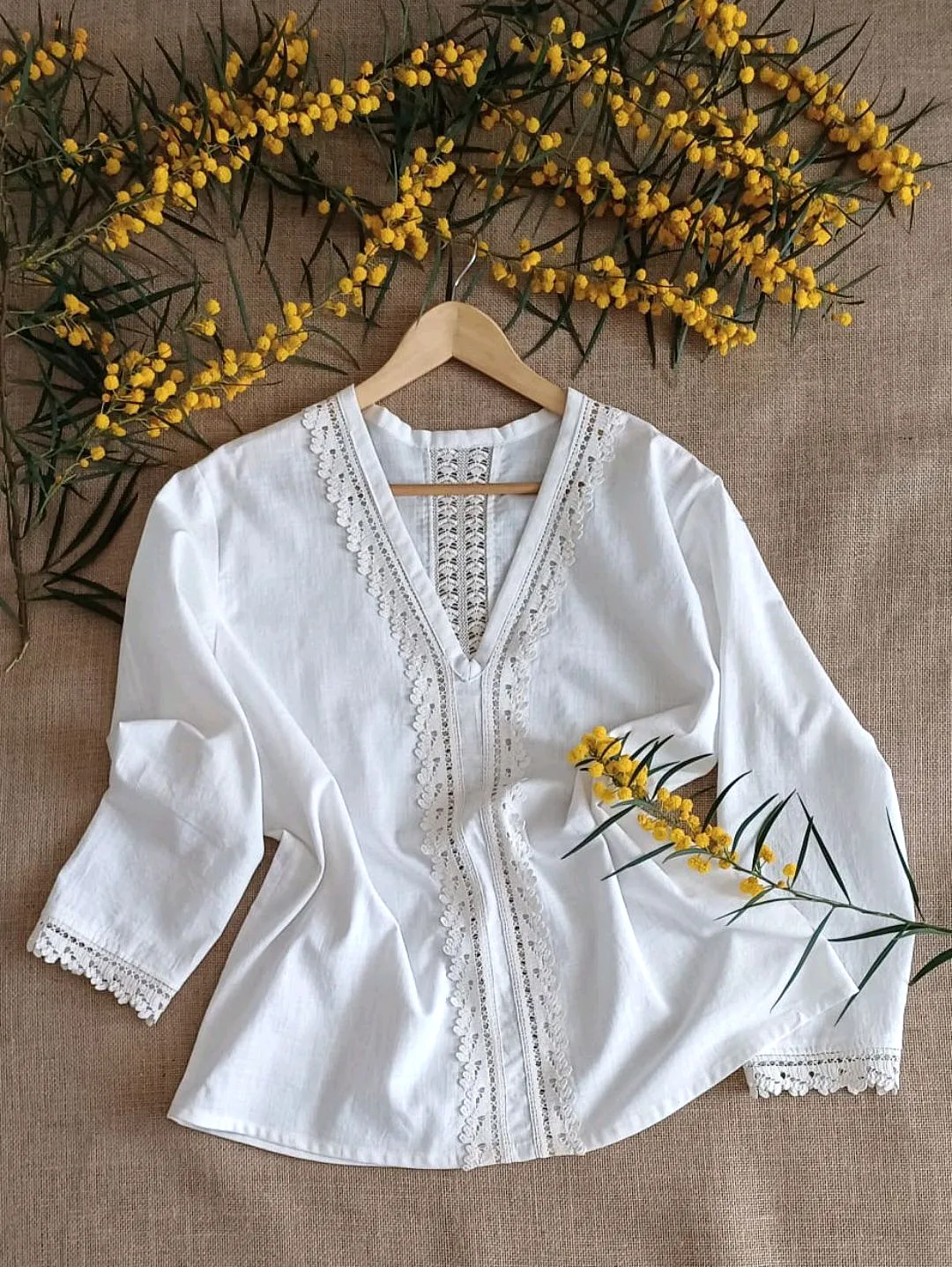 beyaz-arkasi-dantelli-bluz-beyaz