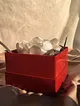 kirmizi-kutuda-tek-gul-kirmizi