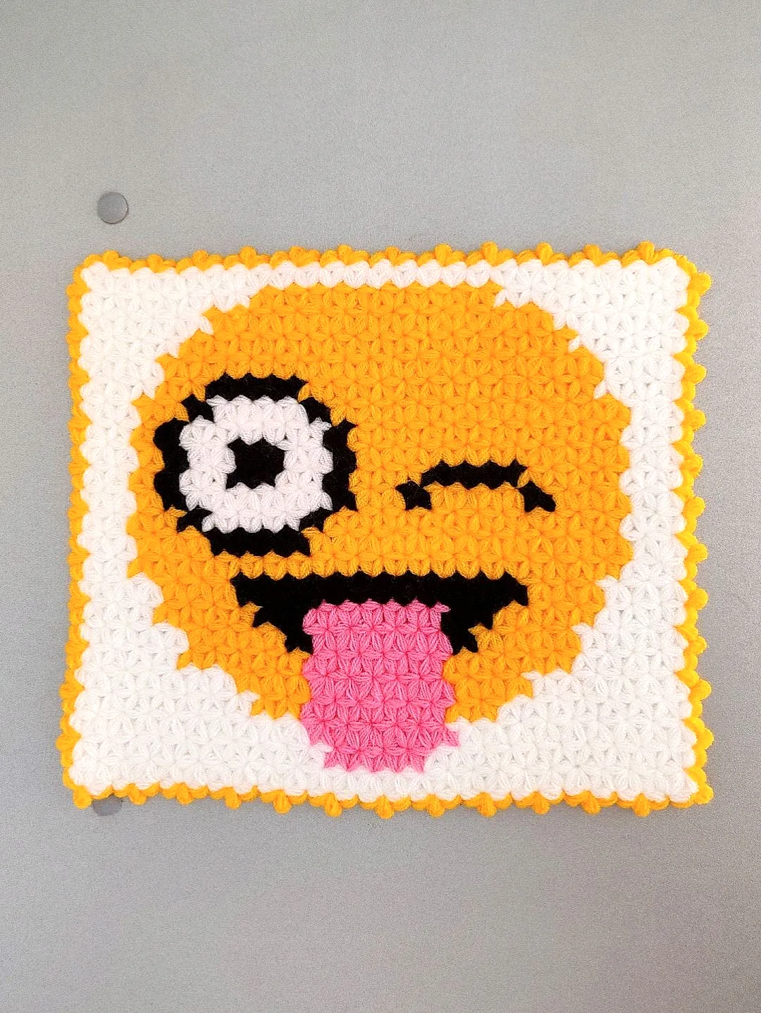 dil-cikaran-emoji-lif-beyaz