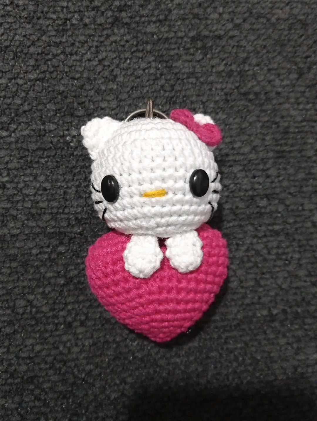 amigurumi-hello-kitty-kalpli-anahtarlik-kirmizi