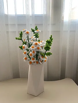 Geometrik Vazoda Papatya Çiçeği Beyaz