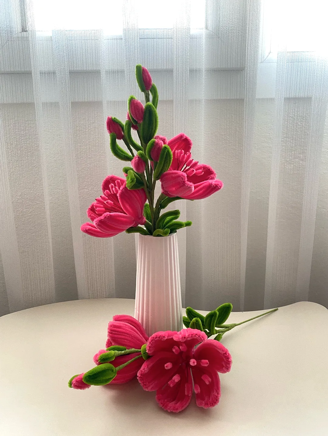 beyaz-zarif-vazoda-buyuk-pembe-cicekler-koyu-pembe