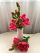 beyaz-zarif-vazoda-buyuk-pembe-cicekler-koyu-pembe