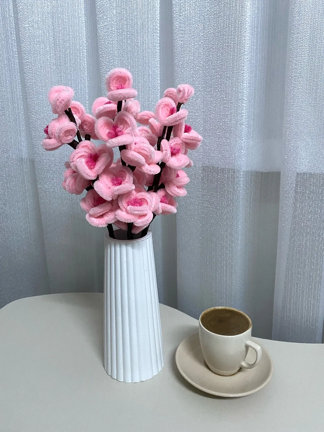 beyaz-zarif-vazoda-seftali-cicegi-pastel-pembe