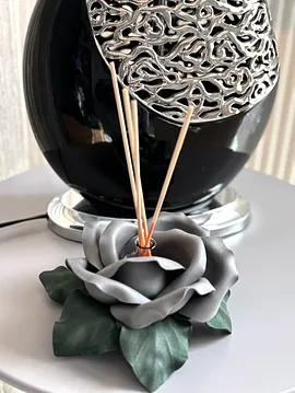 Eva Gri Gül İçerisinde Oda Kokusu