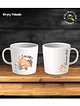 her-sey-yolunda-tas-kupa-fincan-uzeri-calisan-kedi-baskili-bej
