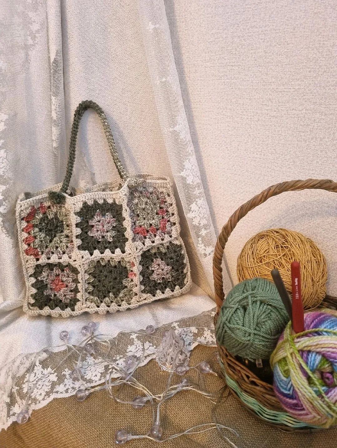 cok-renkli-motif-canta-bej