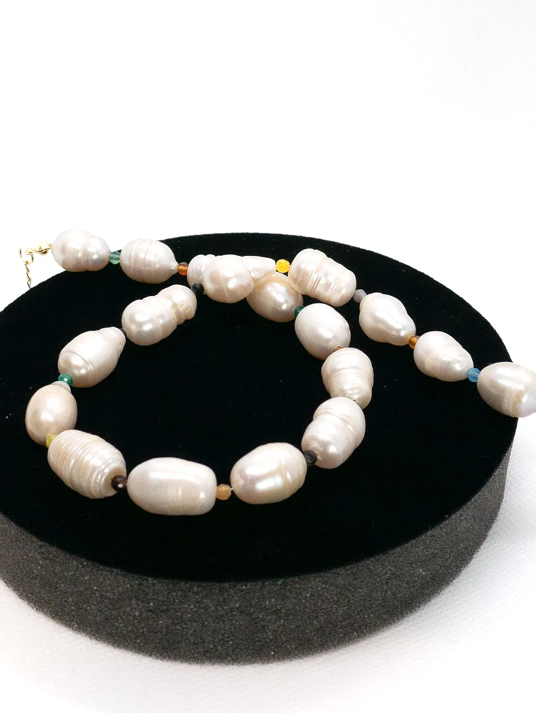 gercek-inci-ve-renkli-akik-dogal-tasli-choker-kolye-beyaz