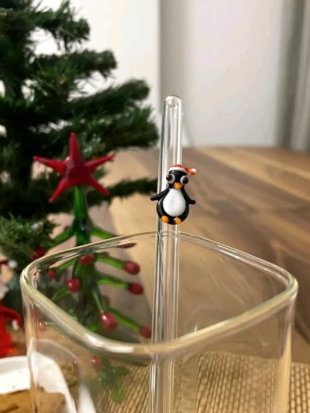 yilbasi-konseptli-penguenli-cam-pipet-cok-renkli