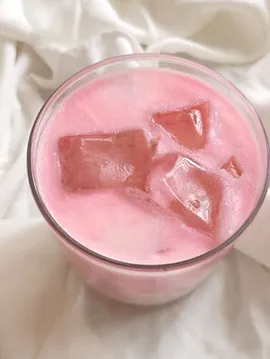 Çilekli Süt Tatlı Bir Masalın Kokusu Pembe
