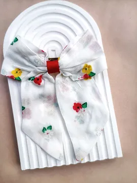 Kırmızı Çiçekli Kumaş Fiyonk Toka  Beyaz