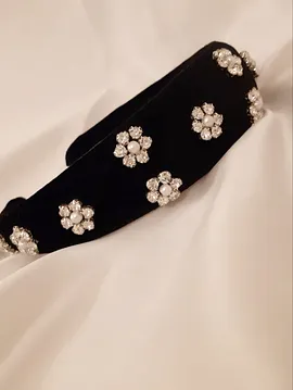 Winter Aconite Kristal Taş Ve İnci İşlemeli Siyah Kadife Taç 