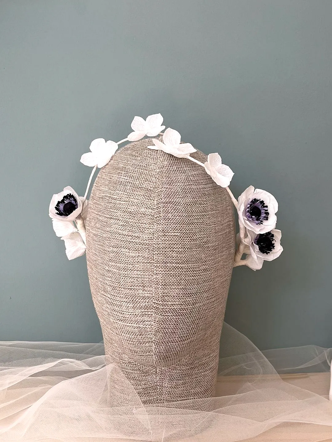 serenade-crown-sac-aksesuari-kagit-cicek-sanati-beyaz
