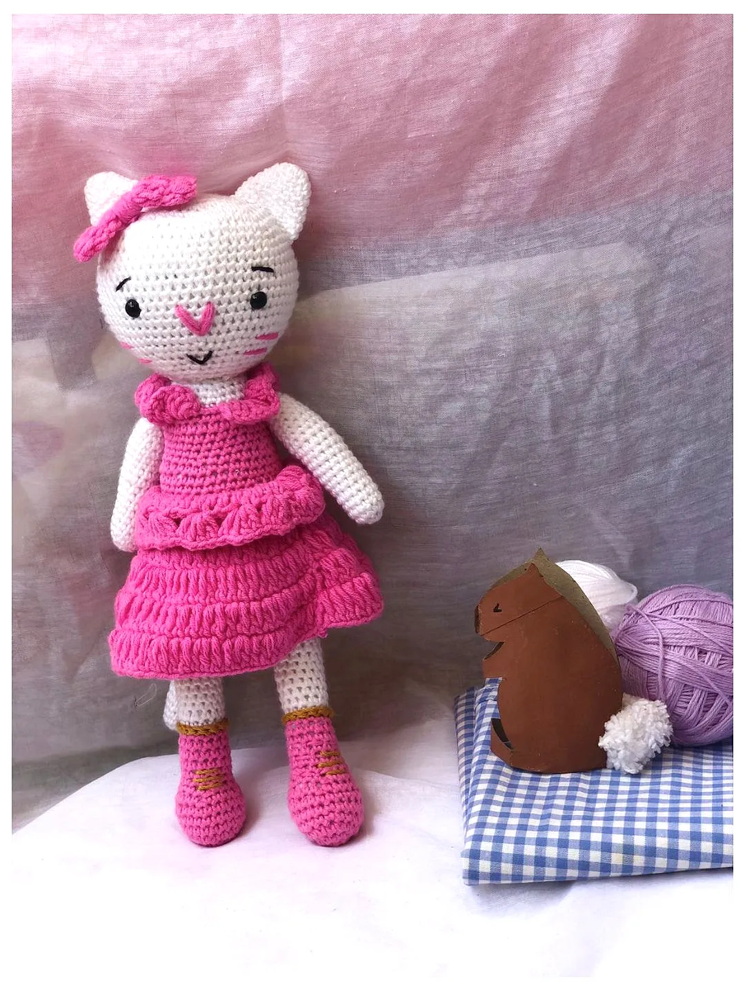 isabelle-pembe-elbiseli-kedicik-i-umutla-orulen-bir-oyun-pembe