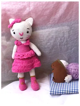 İsabelle Pembe Elbiseli Kedicik I Umutla Örülen Bir Oyun Pembe