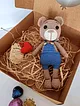 amigurumi-ayicik-renkli-tulumlu-kirmizi