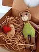 amigurumi-ayicik-renkli-tulumlu-kirmizi