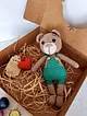 amigurumi-ayicik-renkli-tulumlu-kirmizi