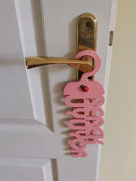 Ahşap Bebek Uyuyor Yazılı Kapı Süsü Pembe Renk Pembe