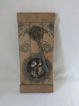 Anahtarlı Ahşap Duvar Süsü Taba