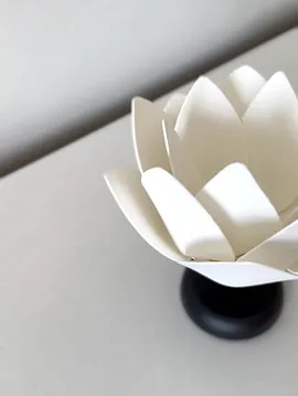 Beyaz Lotus Başlıklı Pilli Kablosuz El Yapımı Masa Lambası Siyah