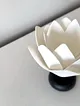 beyaz-lotus-baslikli-pilli-kablosuz-el-yapimi-masa-lambasi-siyah