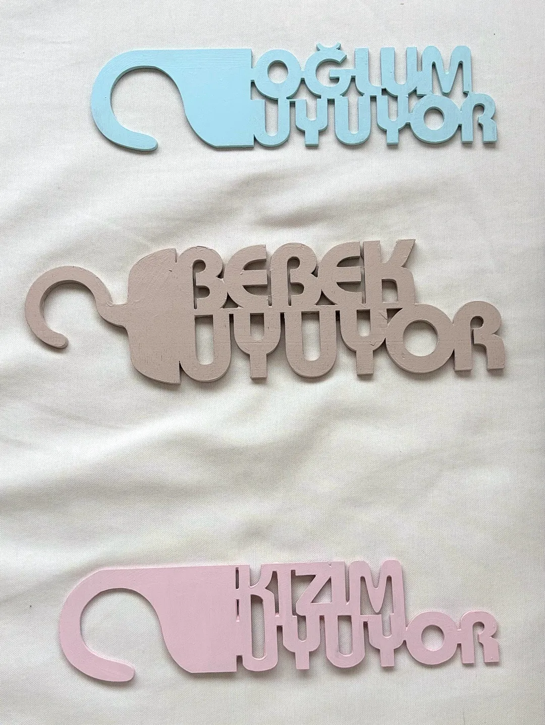 bebek-kizim-oglum-uyuyor-kapi-askisi