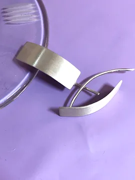 Sadem Minimal Kavisli Mat Gümüş Küpe